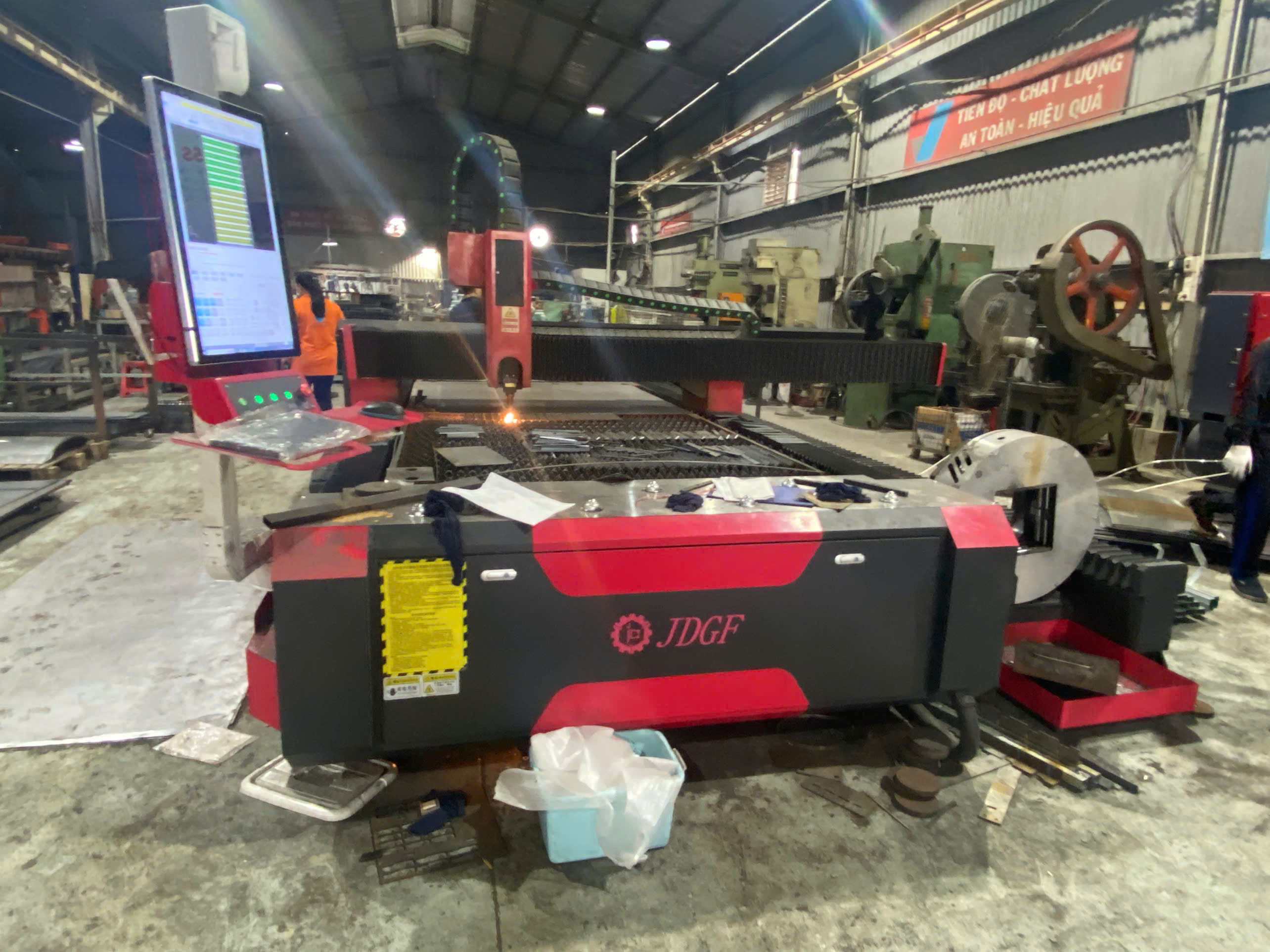 Laser cutting machine